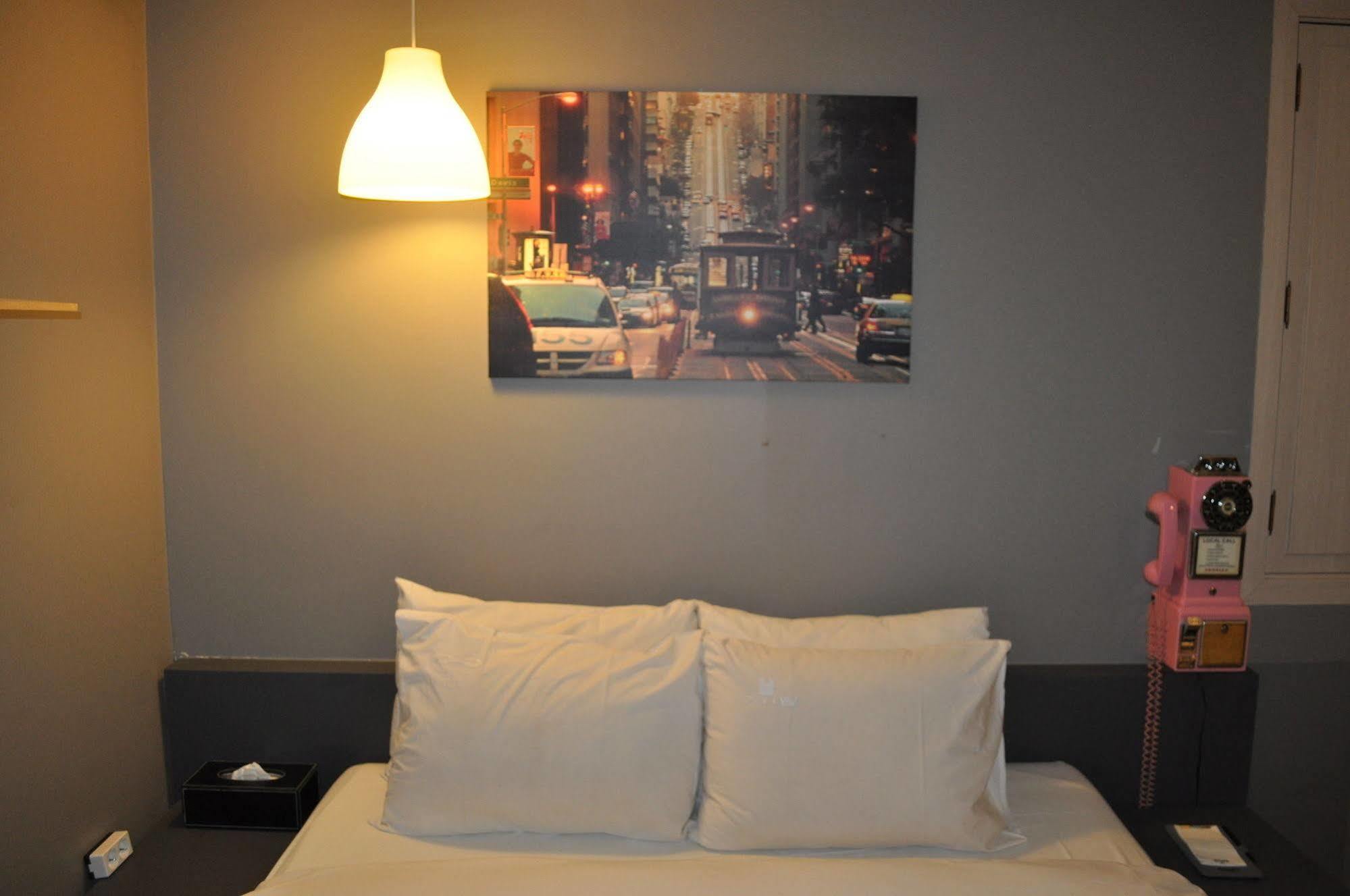 Motel Art 2*