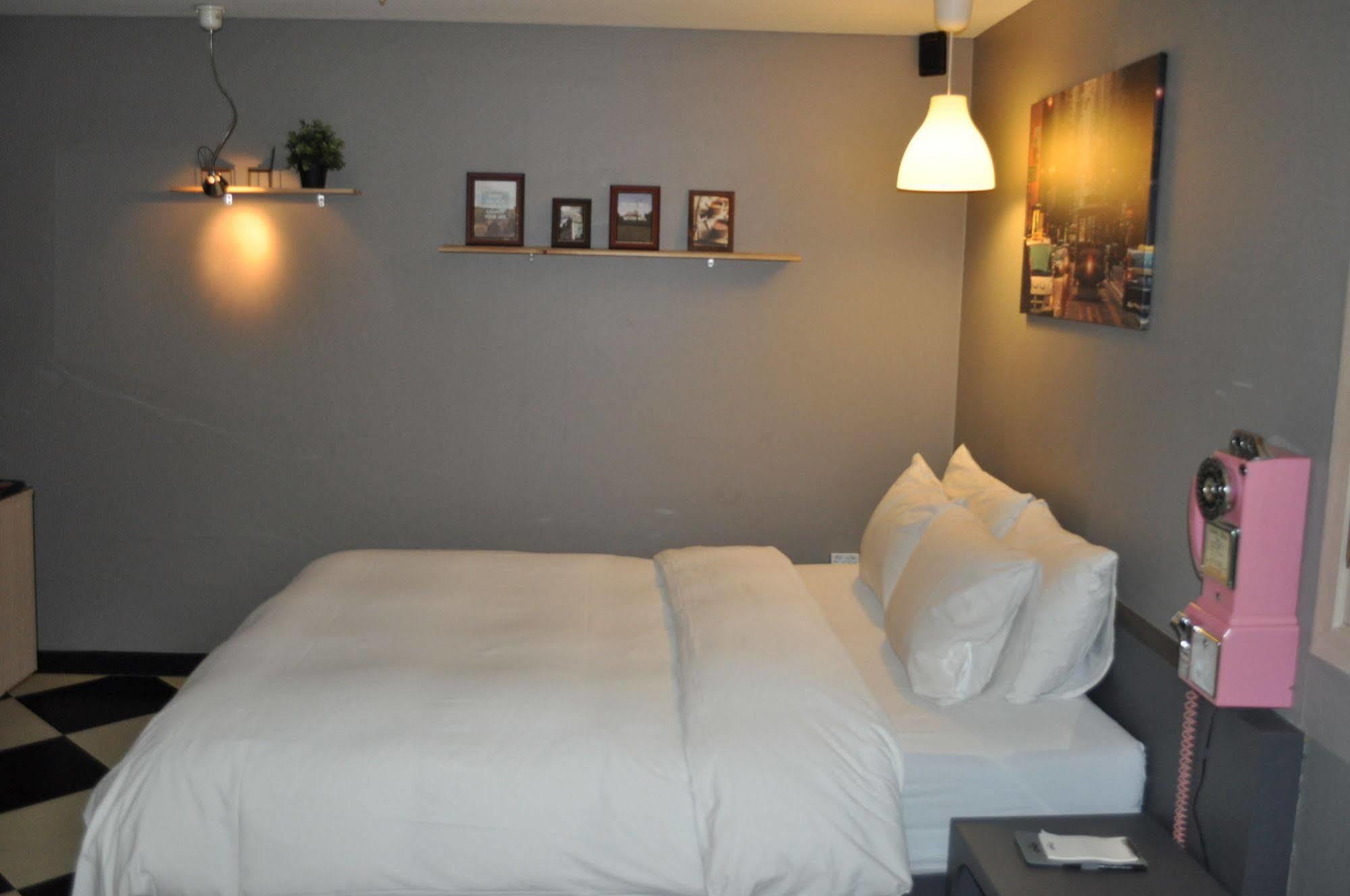 Motel Art 2*