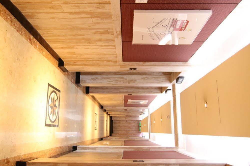 Motel Art 2*